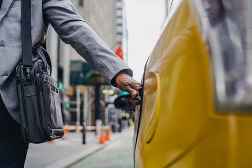 How to be vigilant before hiring a taxi?